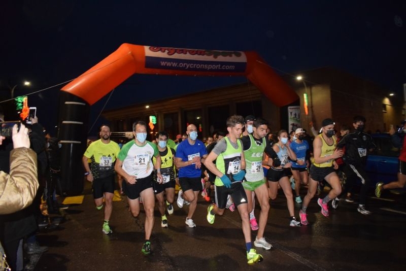 Carlos Grijota y Ester Rodríguez ganan una San Silvestre de Villares pasada por agua